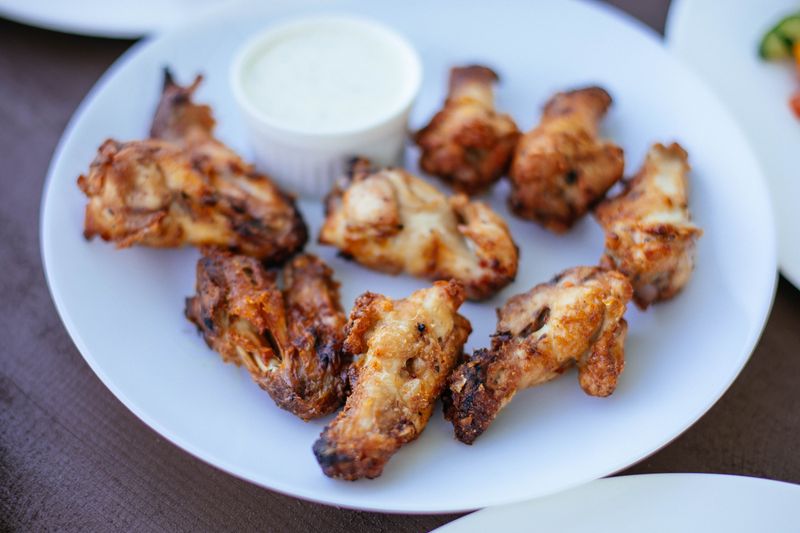 Crispy chicken wings with ranch dip